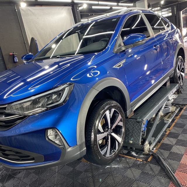 Carro azul com pintura polida no estúdio