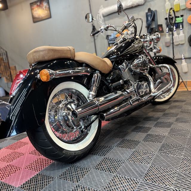 Motocicleta custom com rodas de faixa branca no estúdio