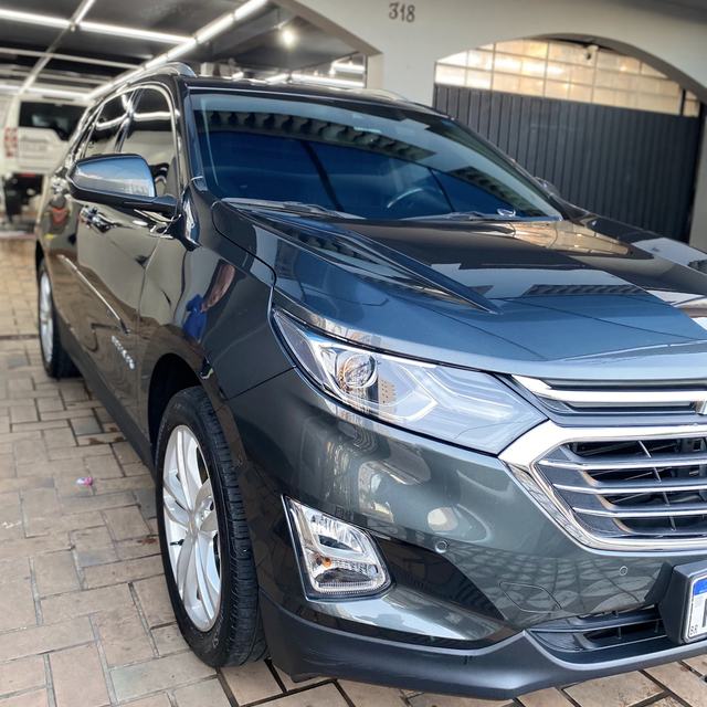 SUV cinza escuro após lavagem detalhada