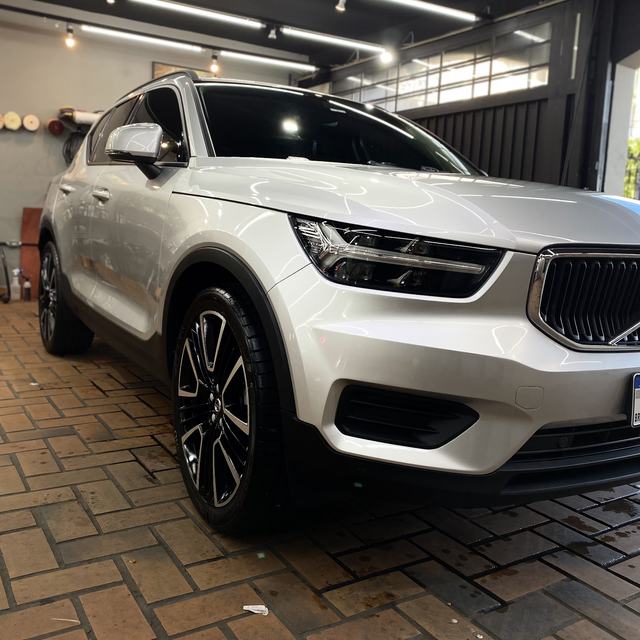 SUV prata com acabamento brilhante