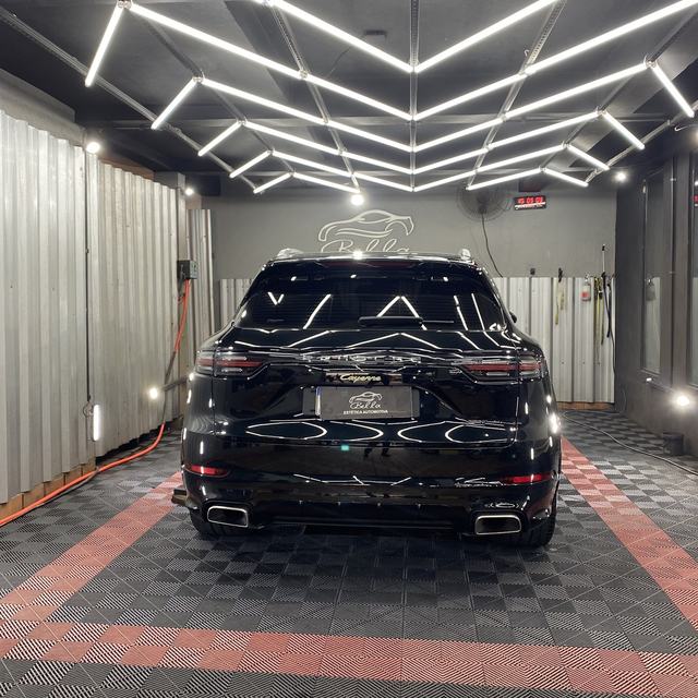 SUV preto no estúdio com iluminação de LED no teto