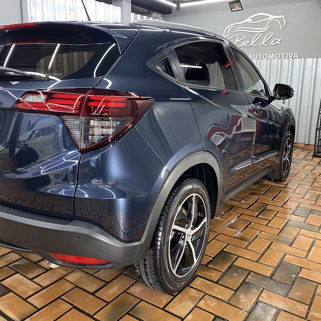 SUV azul-escuro visto de trás no pátio